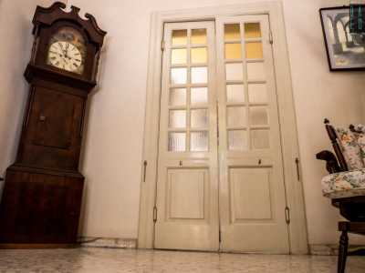 All�interno del luminoso ingresso, all�arredamento antico fa da contrasto una pi� recente pavimentazione